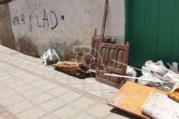 Bolsas con escombros y restos de una obra de construcción en la calle Plazoleta Enrique Sventenius en Telde (Foto TA)